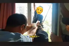 天津老人5楼擦玻璃坠落幸亏系了绳图片