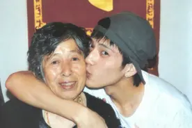 他出生28天被抛弃，奶奶捡废品将其养大，如今成名后父母竟来相认图片
