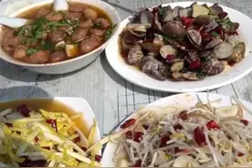 山东99年小伙大集上卖炒菜，4个菜28元，有海鲜有肉，分量超级大图片