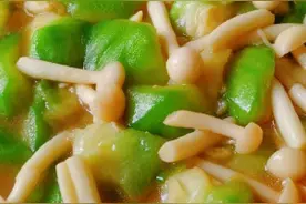 超级简单快手减脂必备丝瓜炒菌菇，口感超级鲜美，喜欢的亲试试吧图片