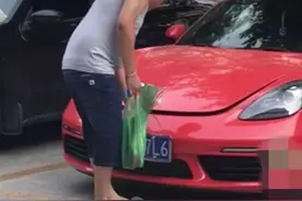 大妈开保时捷买菜，身上的包成了亮点，网友：有钱人都低调图片