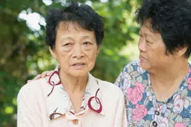 60岁阿姨哭诉：这辈子做得最错误的一件事就是对儿媳妇太好了图片
