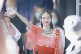 Baby不愧是“整容模版”，一身红色古装太美，路人都被吸引了图片