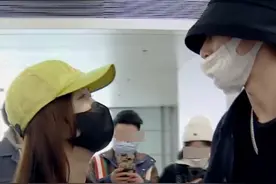 好甜！22岁男星现身机场，特意等秦岚一起走？悄悄话打闹超可爱图片