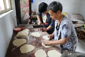 阔别60年表哥回乡探亲，农家大妈准备了什么饭菜招待，还抹了眼泪图片