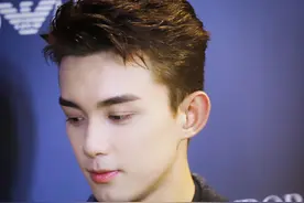 易烊千玺和吴磊，到底谁才是能Hold住阿玛尼的男人？图片