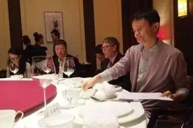 酒局上，领导说：“帮我买包烟”，笨蛋才去买，聪明人都这样做图片