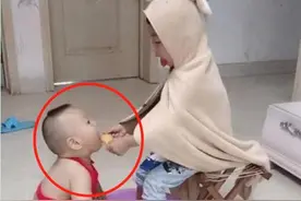 弟弟为了雪糕，甘做哥哥的“洗脚婢”，被网友评为最“卑微”二胎图片
