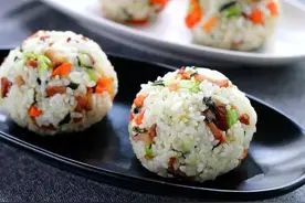 天太热不想吃饭？教你做网红饭团，软糯鲜香又美味，孩子抢着吃图片