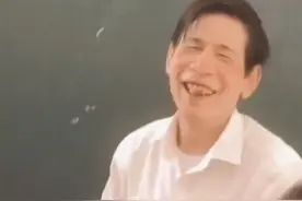 广东一老师在路上捡到小奶猫，上课时疯狂炫耀，小表情让人笑喷图片