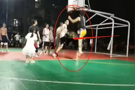 又见球场暴力！直接踹倒了对手，遇到这种人怎么办？图片