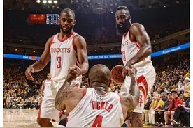 揭开真相，为何NBA球员倒地后需要队友拉起来，而不是自己站起来图片