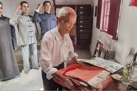 一个人的升旗仪式！遂昌八旬老人坚持每日升旗19载图片
