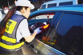 “三名女孩饮酒后推着车走”，到底算不算酒驾？专家给出了答案图片