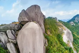 广东第一奇峰冷瓮顶，山脊堆积着万吨巨石阵图片