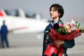 空军女飞行员单飞考核，战鹰列阵张张大片，网友：乘风破浪的姐姐图片