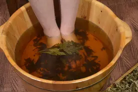 泡热水脚是养生还是慢性自杀？医生：这些人不适合泡脚，看清楚了图片