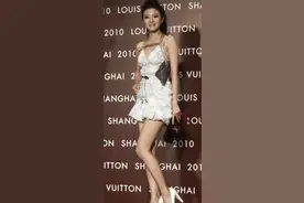 安以轩穿褶皱拼接小白裙，秀蝴蝶背.性感图片