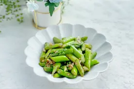 “蔬菜之王”芦笋简单快手的美味做法，口感脆嫩，低脂低卡又美味图片