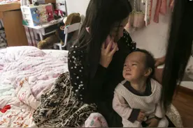 实拍80后单亲妈妈的夜场生活，开宝马上班但生活很心酸图片