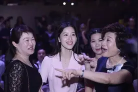 章泽天了不得！26岁就成老板娘，一身粉裙坐中年富婆群中格外扎眼图片
