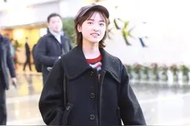 沈月的娃娃脸戴报童帽真适合，感觉挺显嫩的，穿一身黑也不普通图片