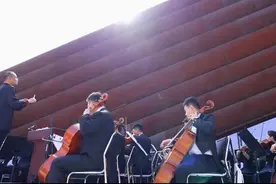 大同美术馆前的交响乐演出大气磅礴震撼人心图片