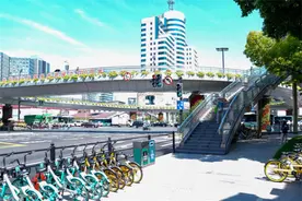 吴淞路天桥无障碍直达电梯正式投用，附近居民称赞“交关好”！图片