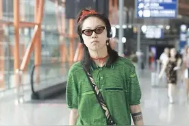 窦靖童土味造型火了，穿绿色“老爸衫”扎朝天辫，这时尚真看不懂图片