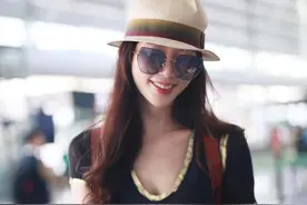 林志玲勒得不难受？这么紧的牛仔裤非要硬塞进去，她的腿型引热议图片