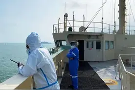 威海引领32万吨超大型散货船靠泊船厂图片