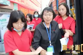 校长妈妈张桂梅冲上热搜！手上贴满膏药领奖：她的故事令人泪目图片