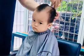 宝妈带娃理发要求凉快点，理发师会错意下狠手，秒变“地中海”图片