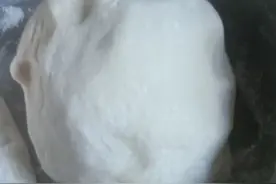 一台小型家用压面机的乐趣。图片