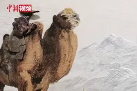 画家用戈壁石片和沙子拼出嘉峪关长城图片