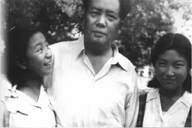 2012年，李敏在女儿陪同下回韶山祭祖，站在父亲铜像下不禁流泪图片