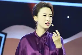 时隔2年再上《综艺盛典》！央视张蕾穿衬衫似明星，重拾往日精彩图片