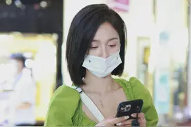 吴宣仪清凉出行，荧光绿上衣配短裤身材纤瘦，难怪被说营养不良图片