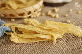 1斤黄豆，1口锅，在家自制腐竹，味道香又筋道，大人孩子放心吃图片
