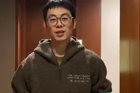36岁朱亚文近照曝光，脸颊凹陷瘦脱相，曾被杨颖称为行走荷尔蒙图片