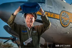美国驾驶“糖果轰炸机”的传奇飞行员，刚过了100岁生日图片
