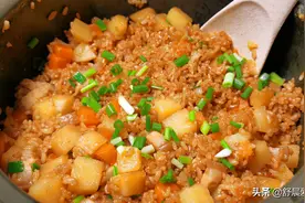 好吃又简单的“肉丁焖饭”，饭菜一锅出，色香味俱全，天天吃不腻图片