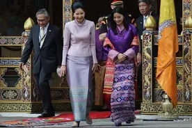 65岁泰国第一夫人气质令人服气！穿包臀裙身材像20岁，完胜王后了图片