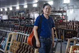 18岁少年没钱买吉他到广东进乐器厂打工 如今组工厂乐队圆青春梦图片