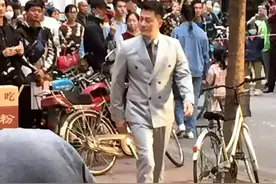 40岁林峰婚后养出幸福肥！新路透穿西装紧绷绷，刘涛齐刘海超嫩图片