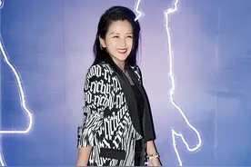 何洁终于穿对了，小黑裙搭配黑白西装干练利落，显高又有气场图片