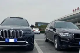 145万买宝马X7，X7车主偶遇X5车主，两人对视一笑甚是相识图片