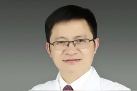 何双八：小伙变性成为姑娘，我要帮他把声音也变过来图片