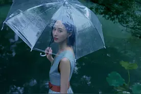 张钧甯撑伞雨中拍片好欢快，光脚穿连衣裙为美真拼，看谁还说不红图片