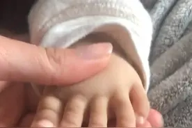 宝宝“脚趾”比手指还长, 妈妈看了就头疼, 网友笑翻: 不养爹和娘图片